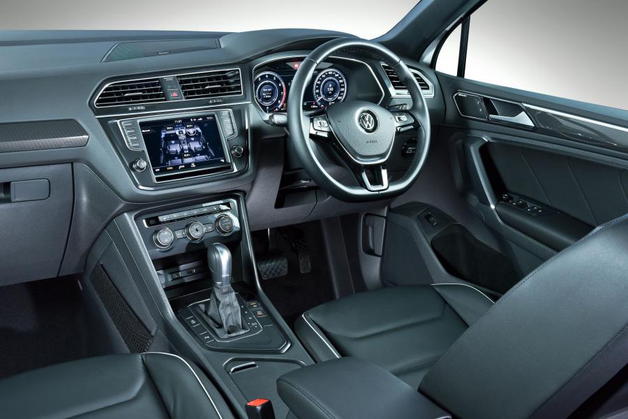 Интерьер Volkswagen Tiguan R-Line 2016 года  (ZA) (фото 10 из 30)